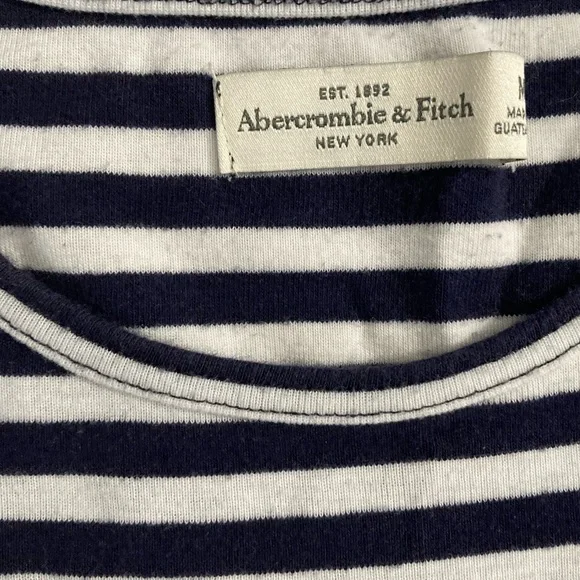 🧵Abercrombie & Fitch Women's striped off-shoulder shirt!  White and Blue Sz: M - Picture 4 of 5